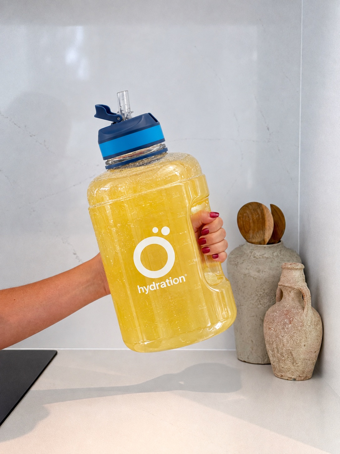 Freshly mixed lemon-flavored water in the large 2.5 L Ö bottle